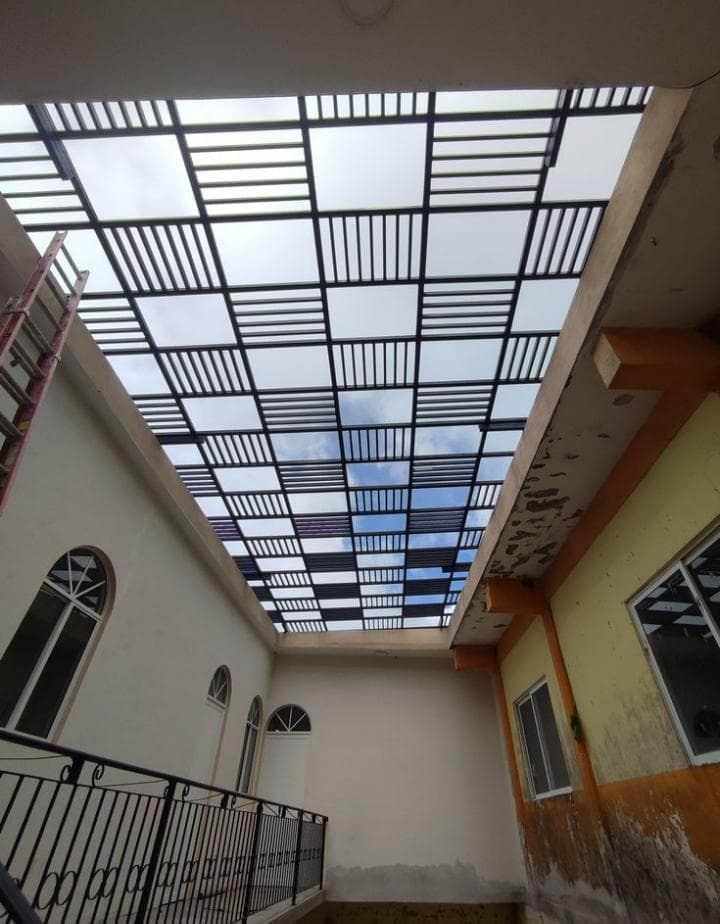 صورة توضيحية لأعمال مظلات الممرات والمداخل في جدة