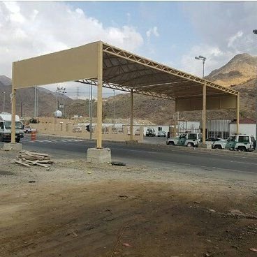 صورة توضيحية لأعمال مظلات الممرات والمداخل في جدة